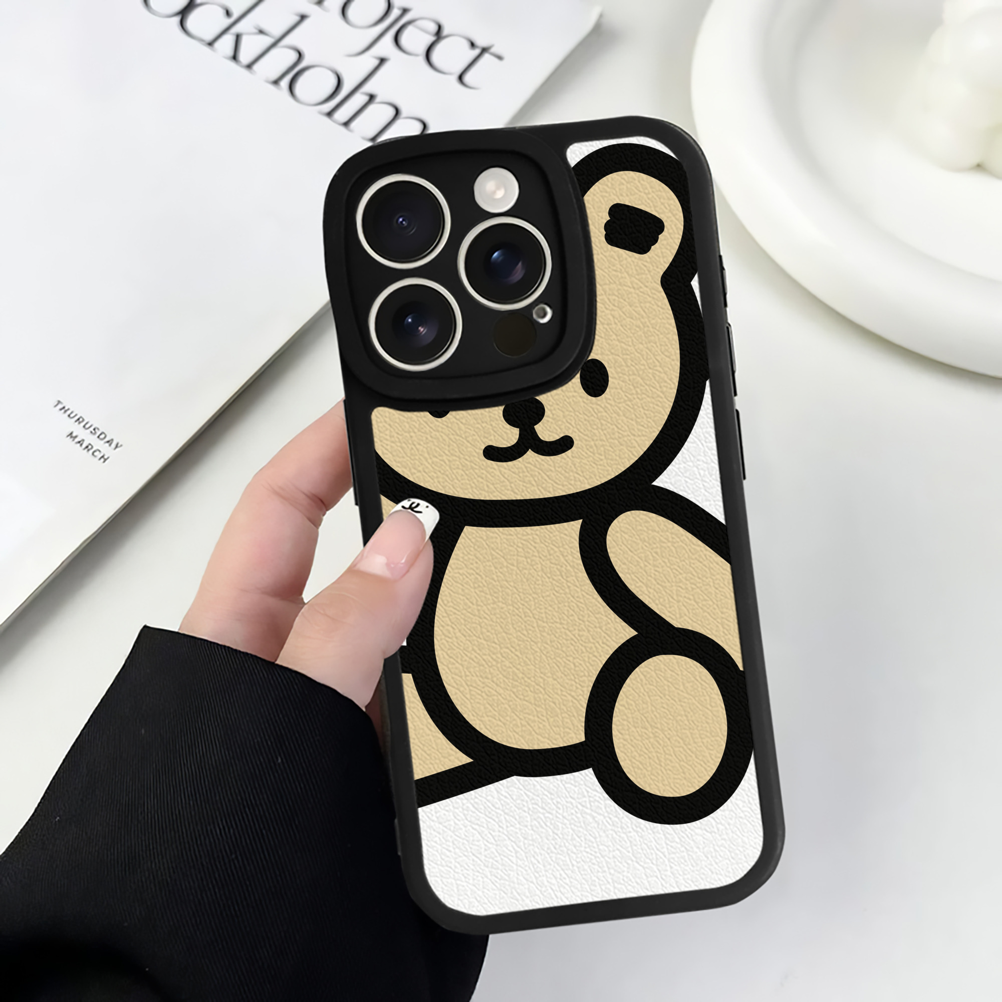 （画像用） Hello Kitty ハローキティ 【iPhone 16シリーズ対応】シリコンスマホケース（レザー調） 材質：シリコン